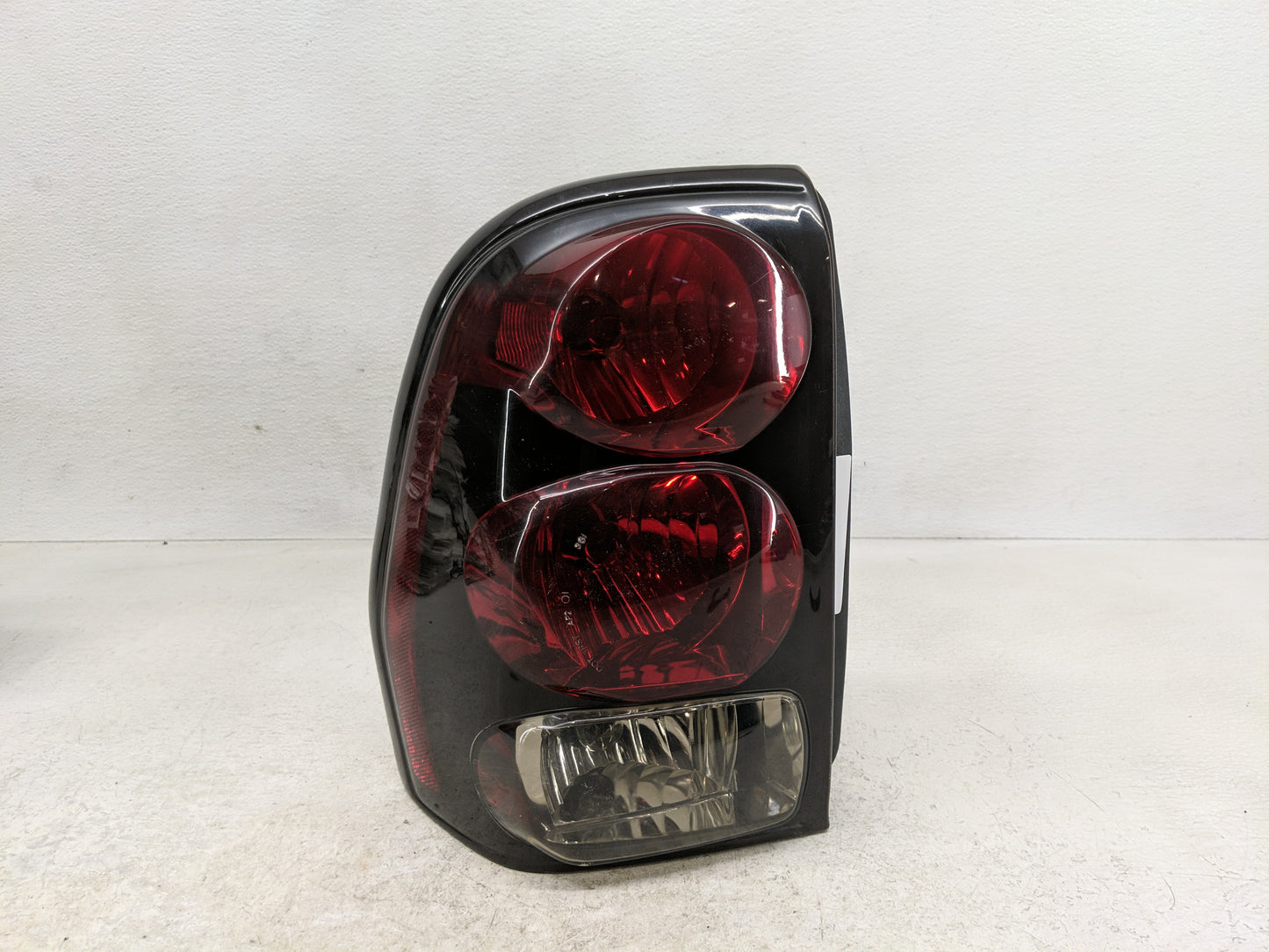 2002-2006 Chevrolet Trailblazer Ext Tail Light Assembly Driver Left OEM P/N:15131578 Fits OEM Used Auto Parts - Oemusedautop