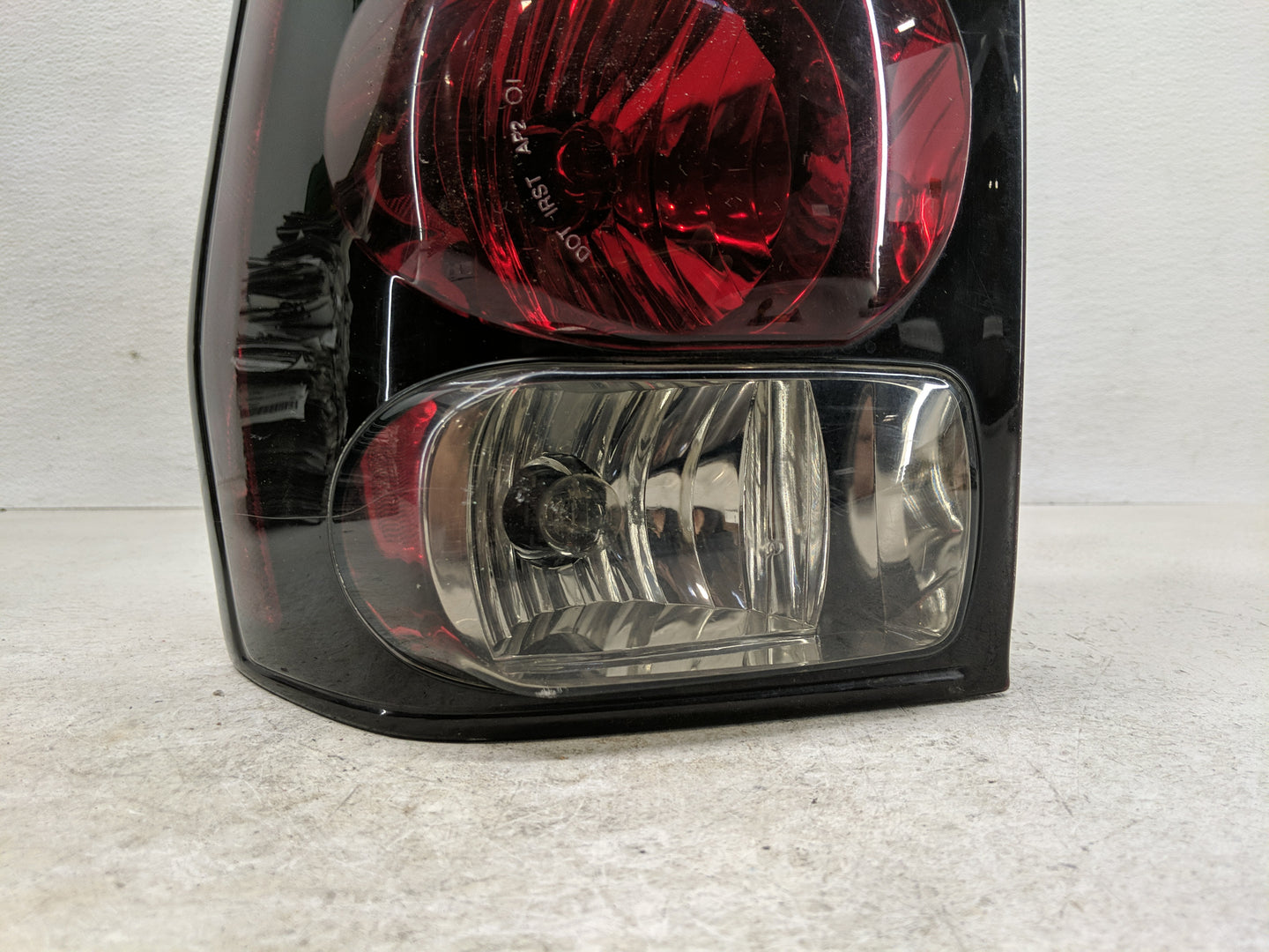 2002-2006 Chevrolet Trailblazer Ext Tail Light Assembly Driver Left OEM P/N:15131578 Fits OEM Used Auto Parts - Oemusedautop