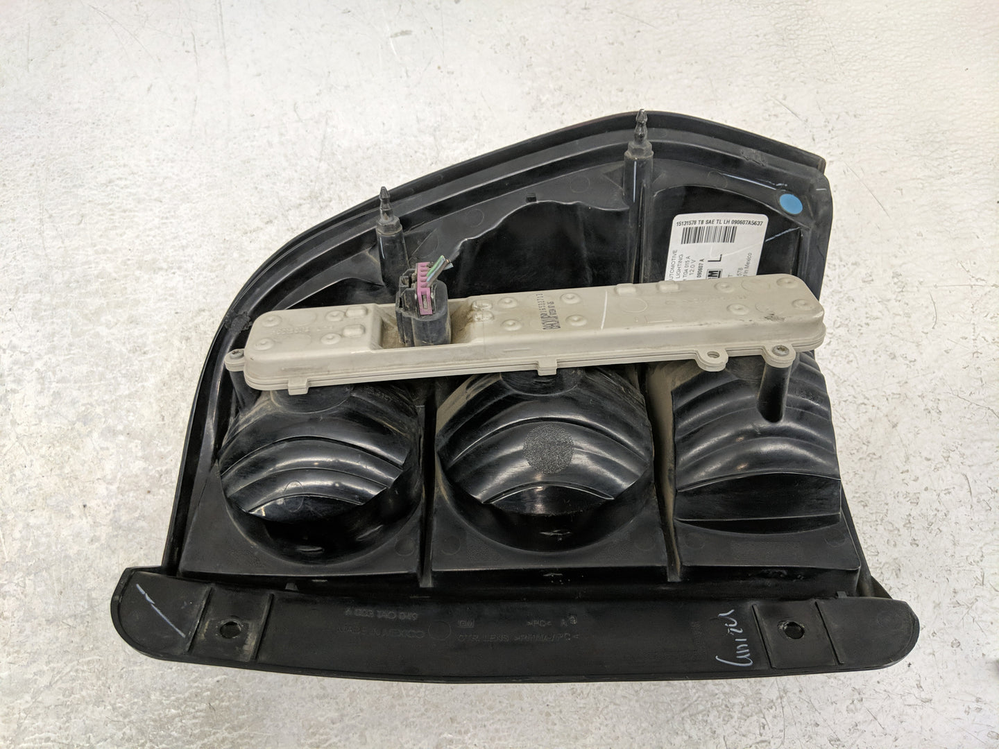 2002-2006 Chevrolet Trailblazer Ext Tail Light Assembly Driver Left OEM P/N:15131578 Fits OEM Used Auto Parts - Oemusedautop