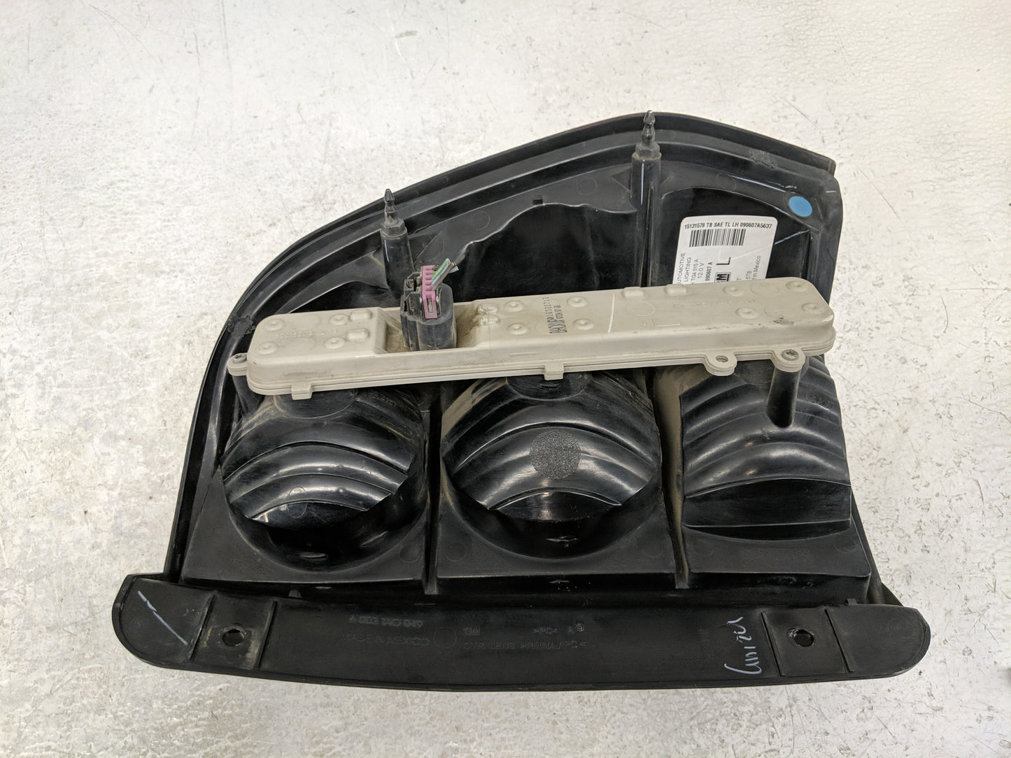 2002-2006 Chevrolet Trailblazer Ext Tail Light Assembly Driver Left OEM P/N:15131578 Fits OEM Used Auto Parts - Oemusedautop