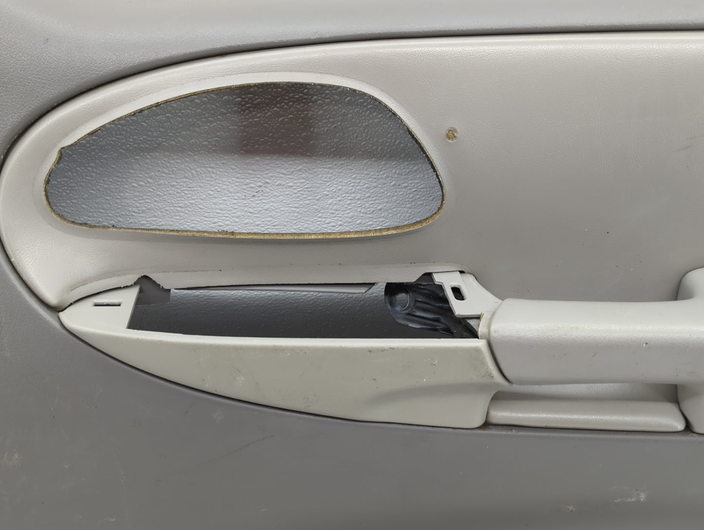 2006 Chevrolet Trlblz Front Right Passenger Interior Door Panel Trim Grey - Oemusedautoparts1.com