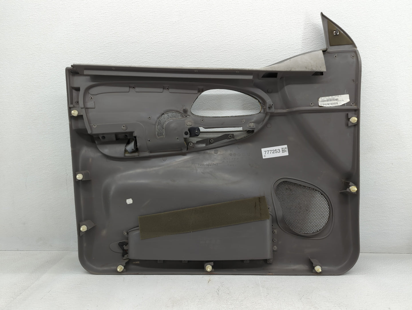 2006 Chevrolet Trlblz Front Right Passenger Interior Door Panel Trim Grey - Oemusedautoparts1.com