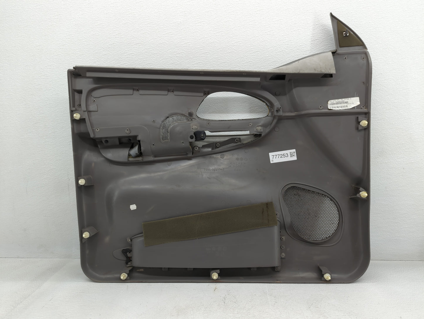 2006 Chevrolet Trlblz Front Right Passenger Interior Door Panel Trim Grey - Oemusedautoparts1.com