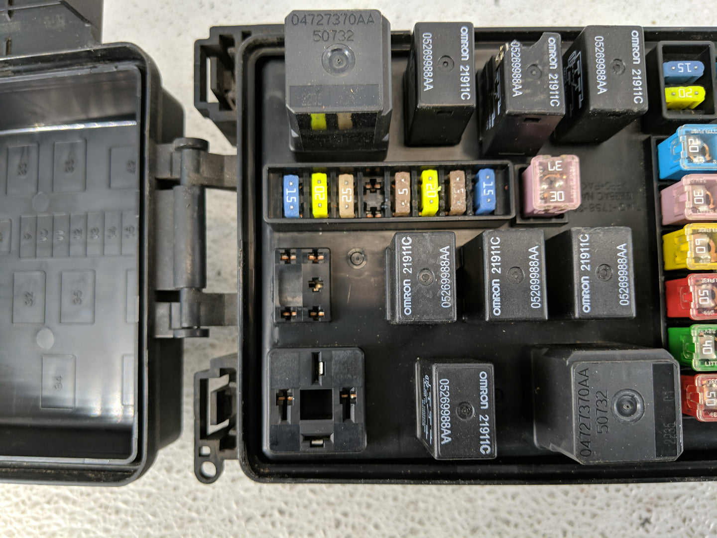 2006-2007 Chrysler 300 Fusebox Fuse Box Panel Relay Module Fits Fits 2006 2007 OEM Used Auto Parts - Oemusedautoparts1.com