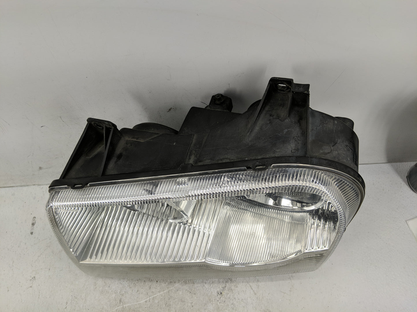 2005-2007 Chrysler 300 Driver Left Oem Head Light Headlight Lamp - Oemusedautoparts1.com