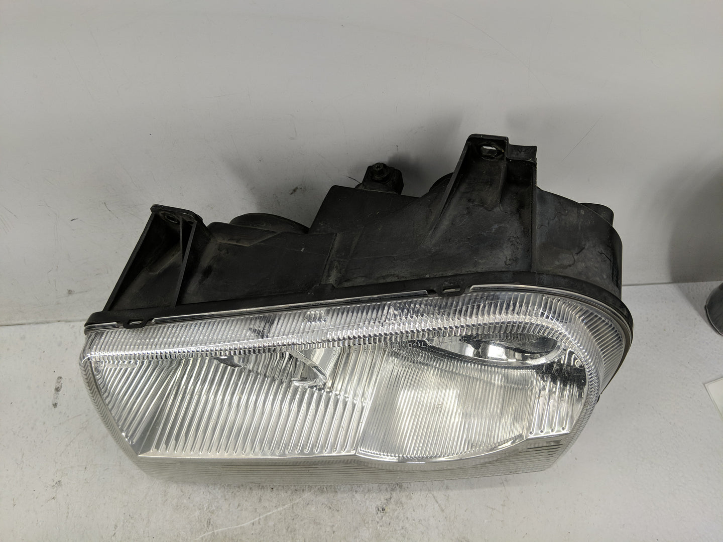 2005-2007 Chrysler 300 Driver Left Oem Head Light Headlight Lamp - Oemusedautoparts1.com