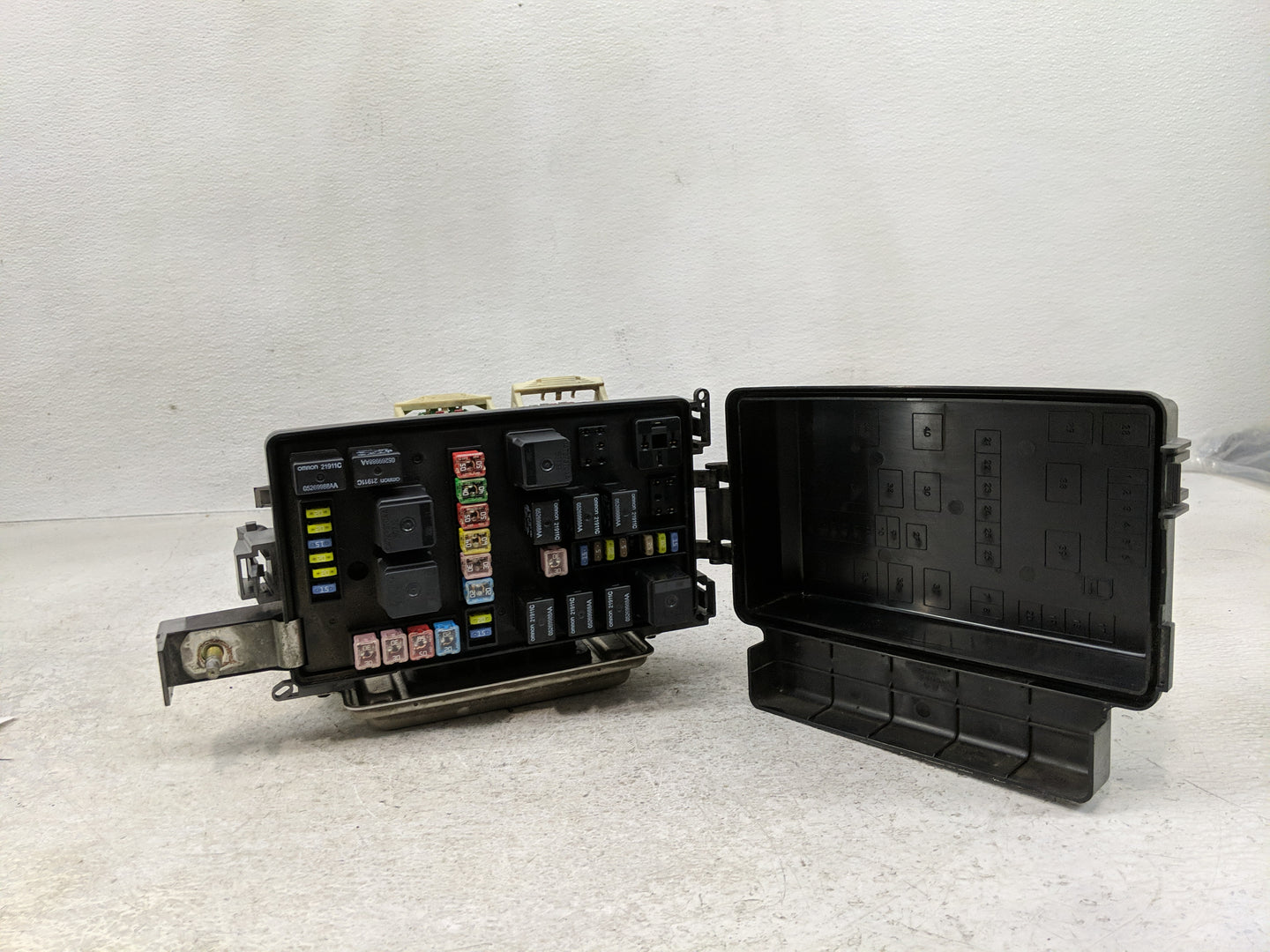 2006-2007 Chrysler 300 Fusebox Fuse Box Panel Relay Module P/N:P04692031AJ A Fits Fits 2006 2007 OEM Used Auto Parts - Oemus