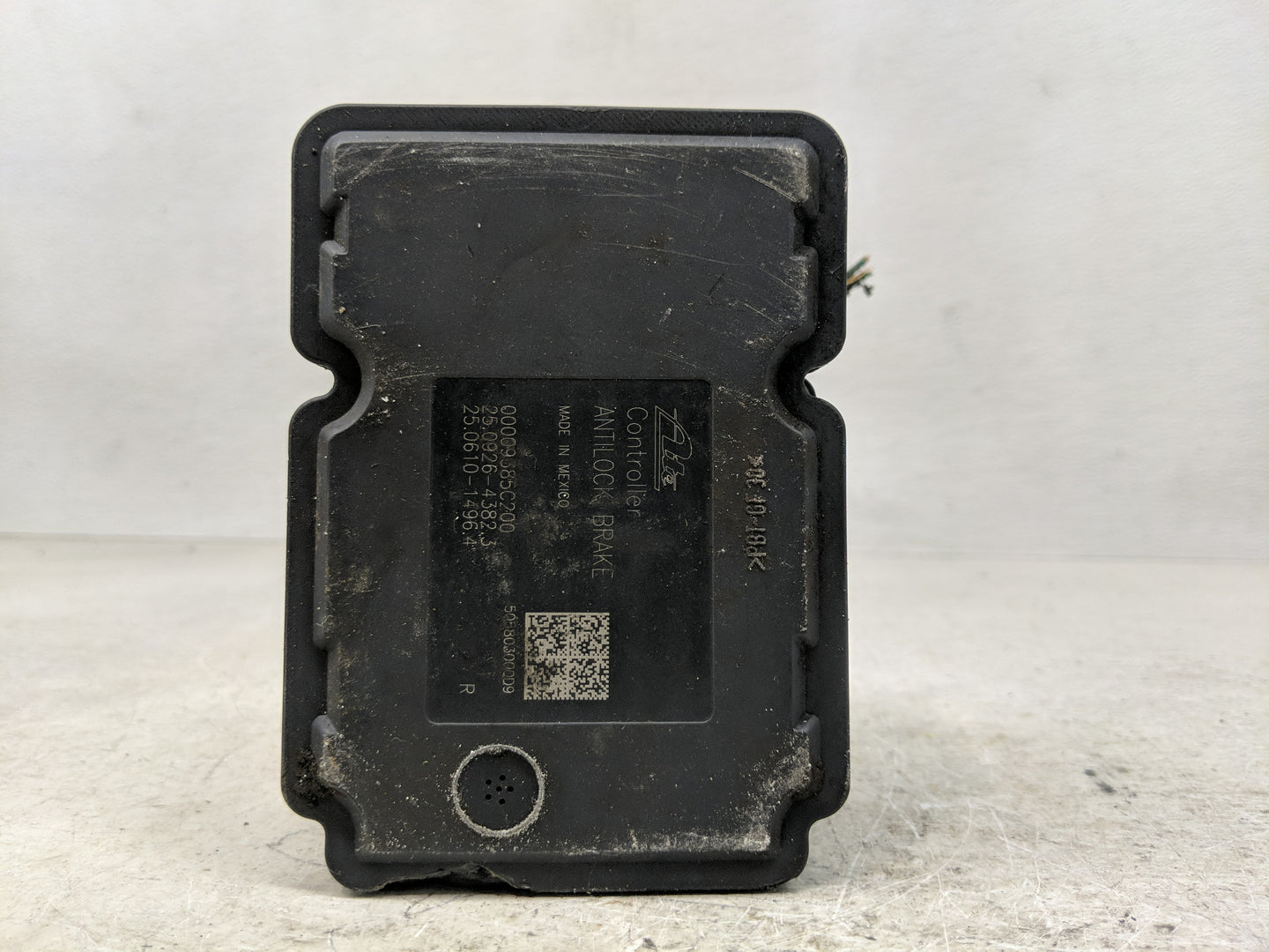 2005-2007 Chrysler 300 ABS Pump Control Module Replacement P/N:P0477942AE Fits Fits 2005 2006 2007 OEM Used Auto Parts - Oem