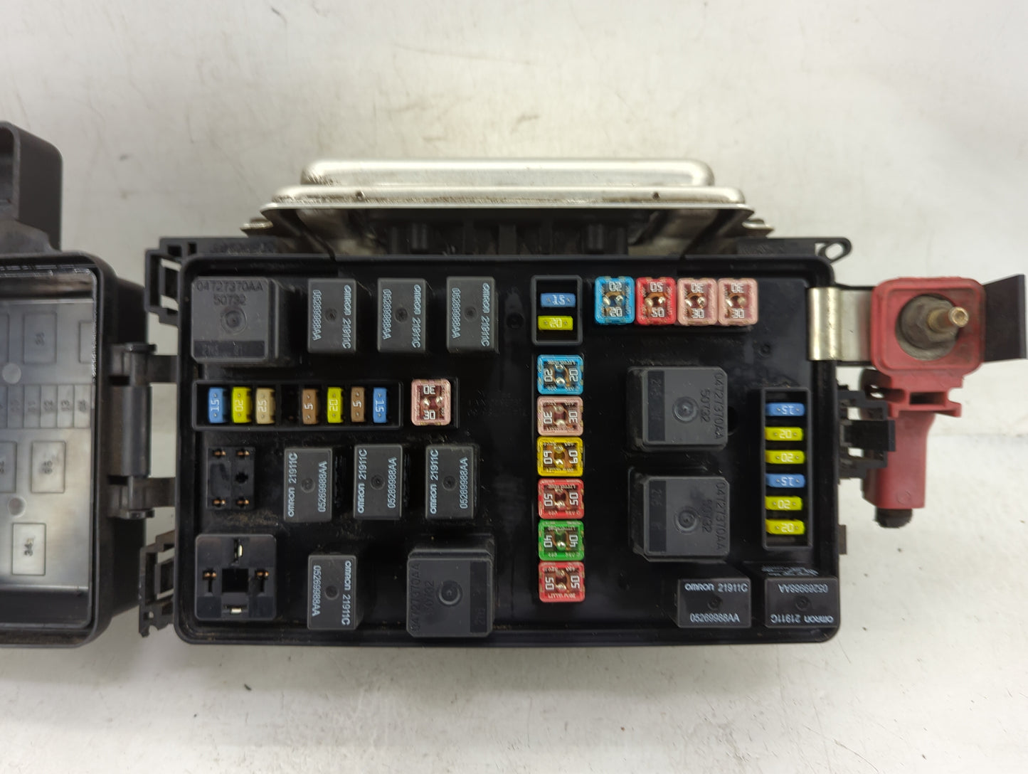 2006-2007 Chrysler 300 Fusebox Fuse Box Panel Relay Module P/N:P04692028AH P04692031AJ A Fits Fits 2006 2007 OEM Used Auto P