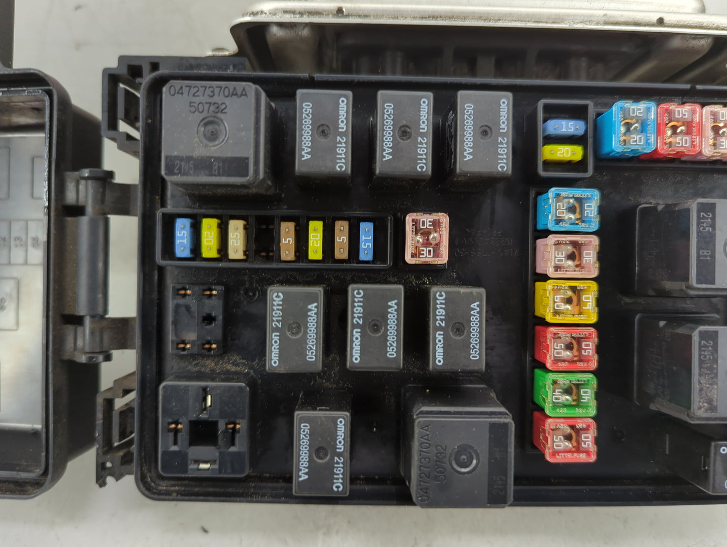 2006-2007 Chrysler 300 Fusebox Fuse Box Panel Relay Module P/N:P04692028AH P04692031AJ A Fits Fits 2006 2007 OEM Used Auto P
