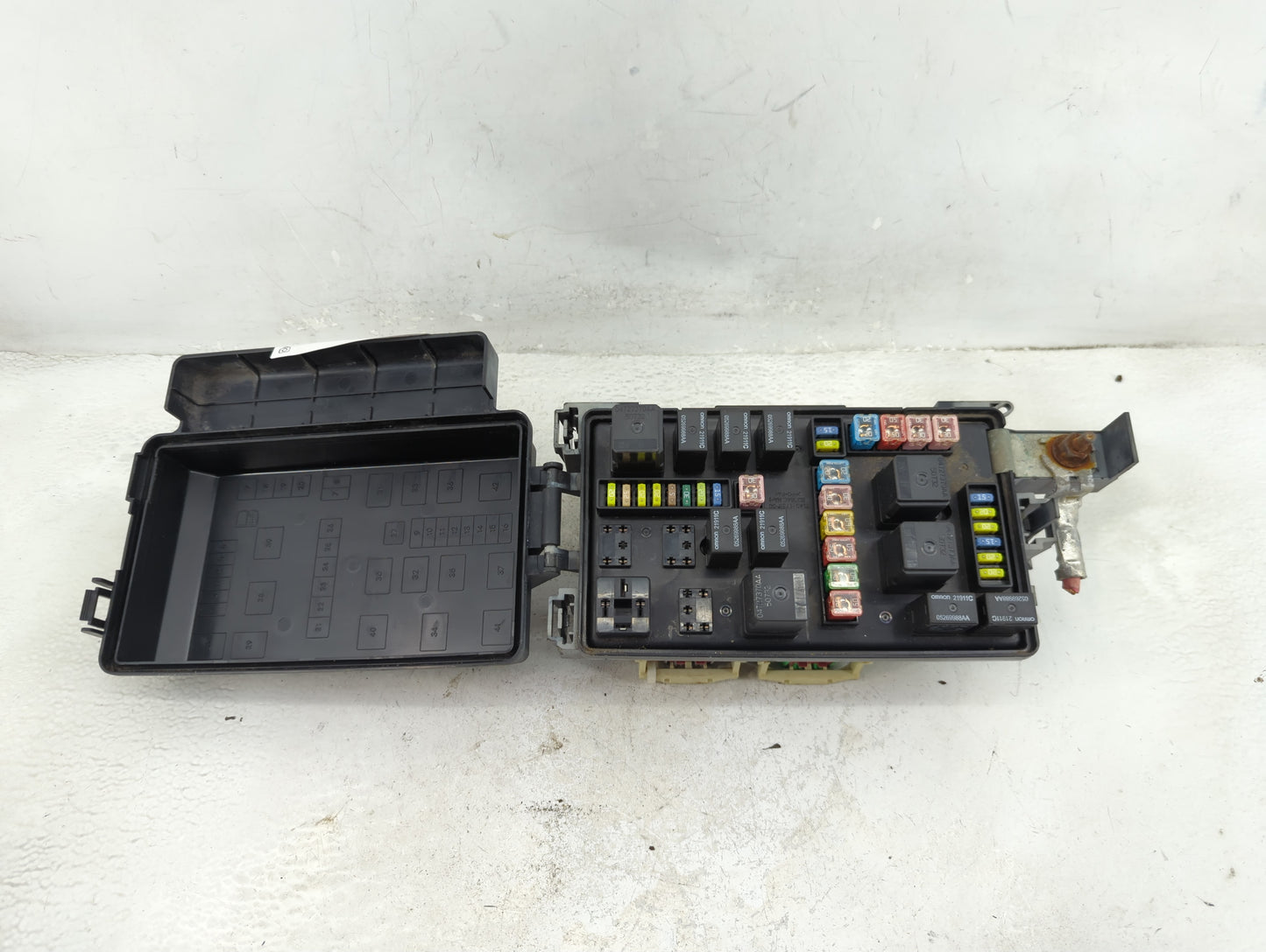 2006-2007 Chrysler 300 Fusebox Fuse Box Panel Relay Module P/N:7140-1914-30 Fits Fits 2006 2007 OEM Used Auto Parts - Oemuse