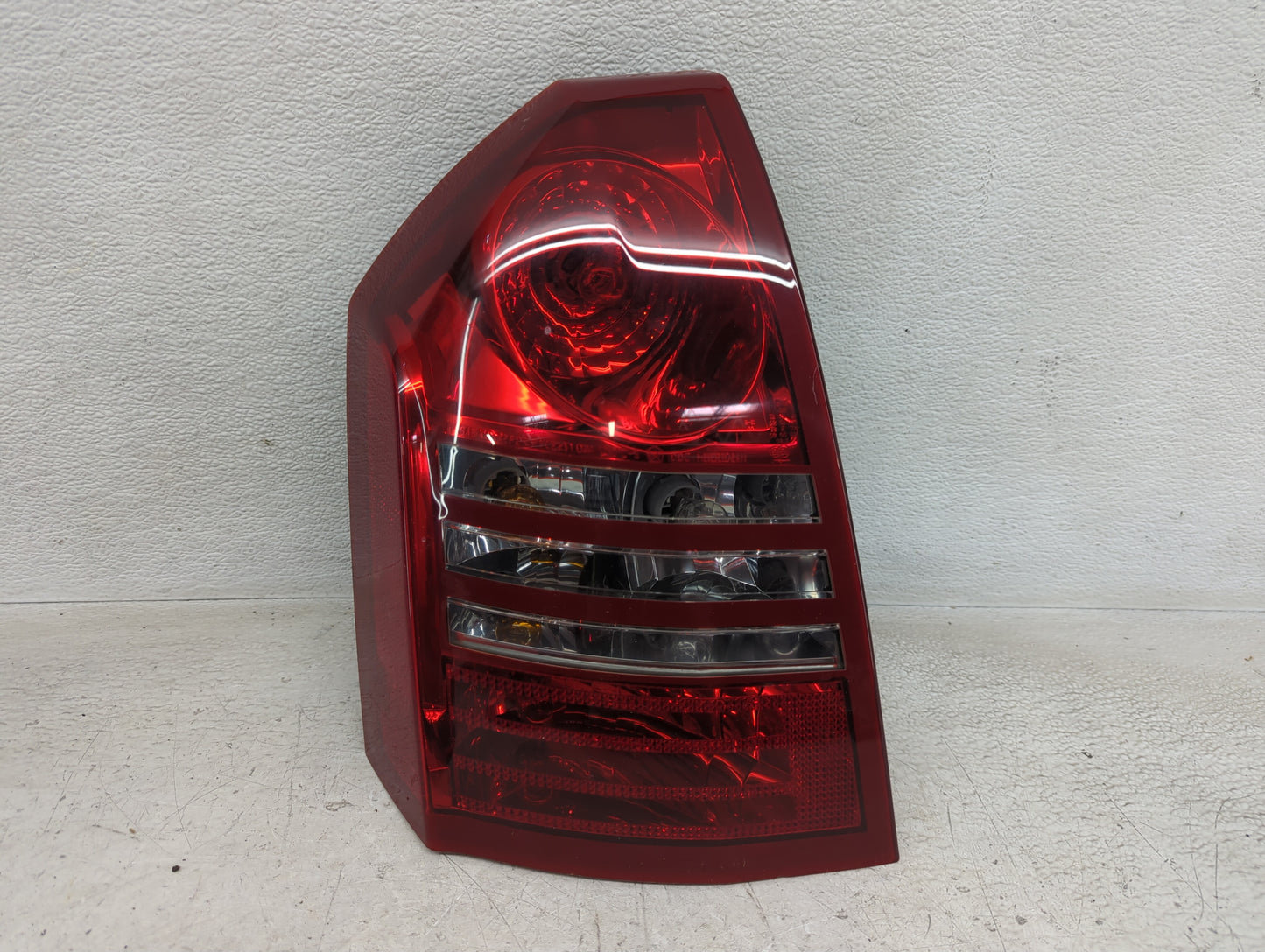 2005-2007 Chrysler 300 Tail Light Assembly Driver Left OEM P/N:4805853AD Fits Fits 2005 2006 2007 OEM Used Auto Parts - Oemu