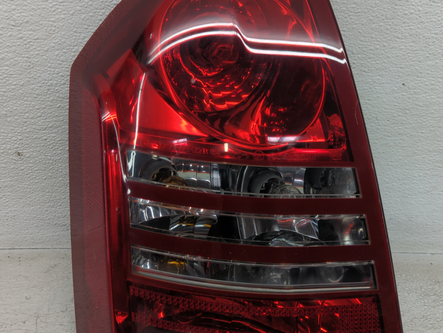 2005-2007 Chrysler 300 Tail Light Assembly Driver Left OEM P/N:4805853AD Fits Fits 2005 2006 2007 OEM Used Auto Parts - Oemu