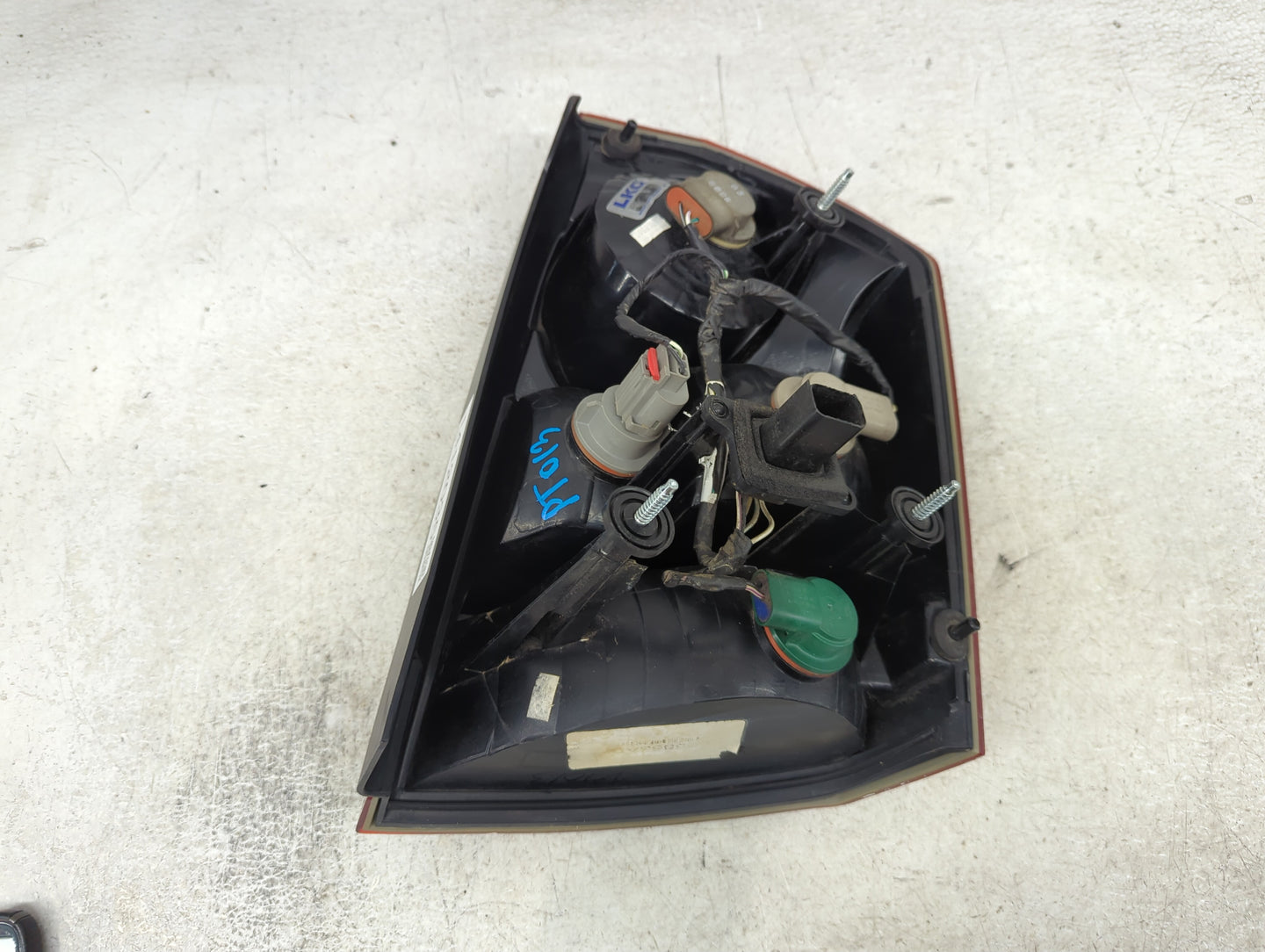 2005-2007 Chrysler 300 Tail Light Assembly Driver Left OEM P/N:4805853AD Fits Fits 2005 2006 2007 OEM Used Auto Parts - Oemu