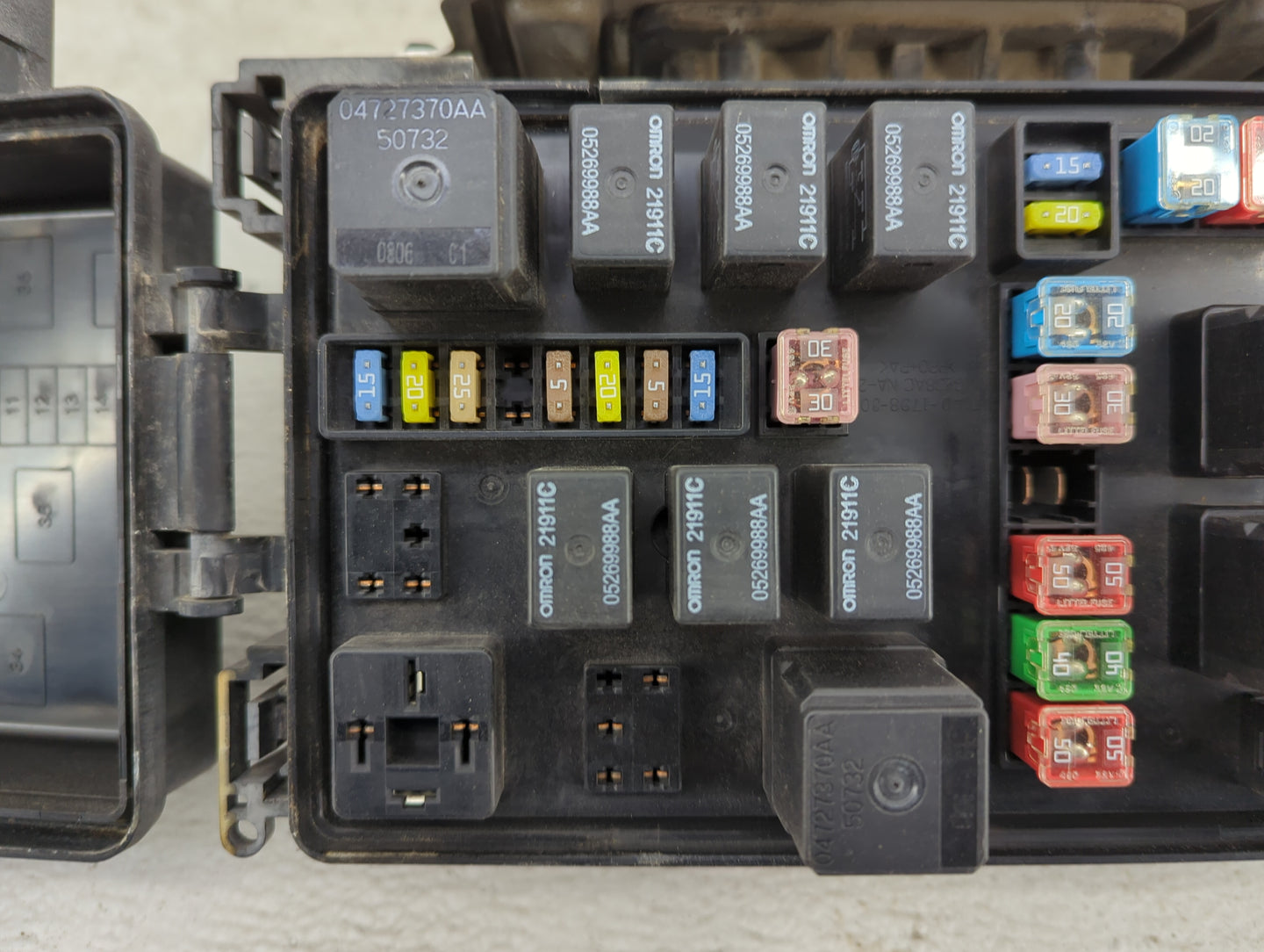 2006-2007 Chrysler 300 Fusebox Fuse Box Panel Relay Module P/N:P04692028AL 16238AC, TNCEH103609188, 04727370AA Fits Fits 200