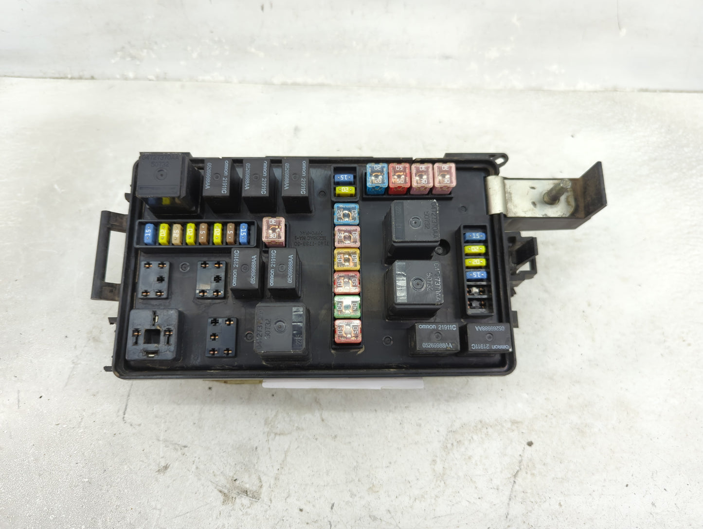 2006-2007 Chrysler 300 Fusebox Fuse Box Panel Relay Module P/N:P04692031AI Fits Fits 2006 2007 OEM Used Auto Parts - Oemused