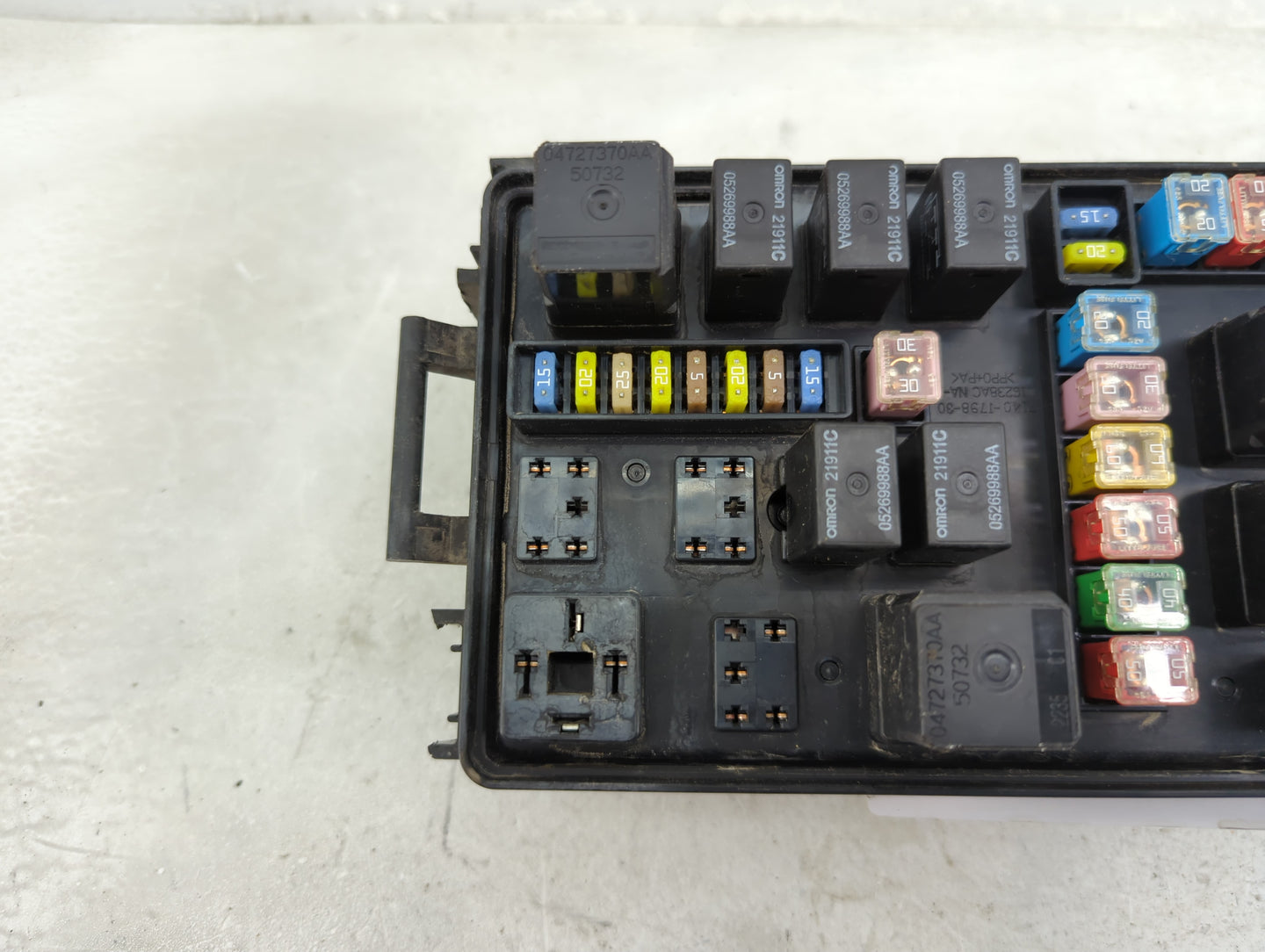 2006-2007 Chrysler 300 Fusebox Fuse Box Panel Relay Module P/N:P04692031AI Fits Fits 2006 2007 OEM Used Auto Parts - Oemused