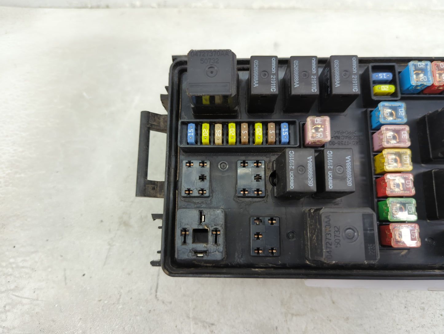 2006-2007 Chrysler 300 Fusebox Fuse Box Panel Relay Module P/N:P04692031AI Fits Fits 2006 2007 OEM Used Auto Parts - Oemused
