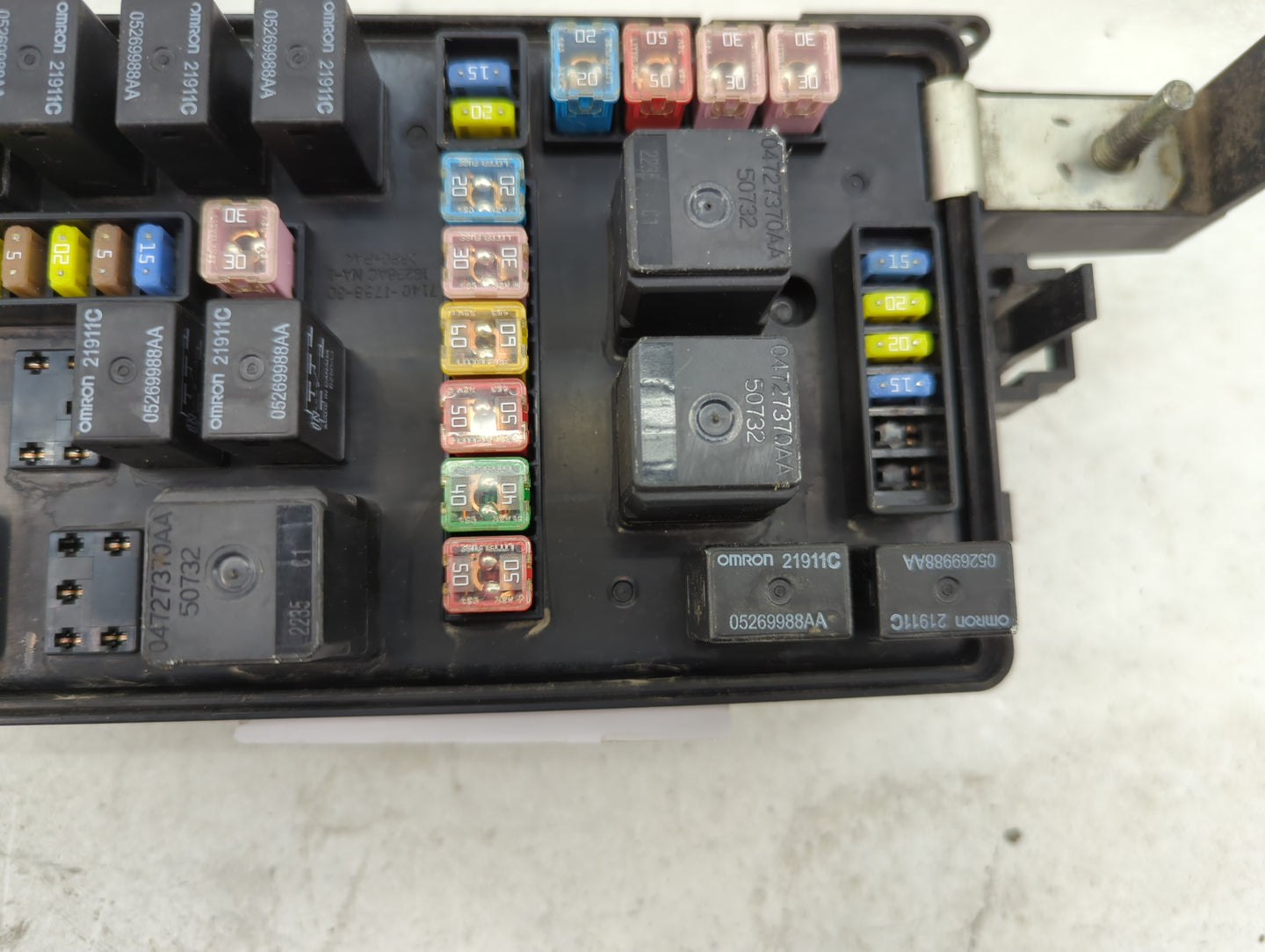 2006-2007 Chrysler 300 Fusebox Fuse Box Panel Relay Module P/N:P04692031AI Fits Fits 2006 2007 OEM Used Auto Parts - Oemused