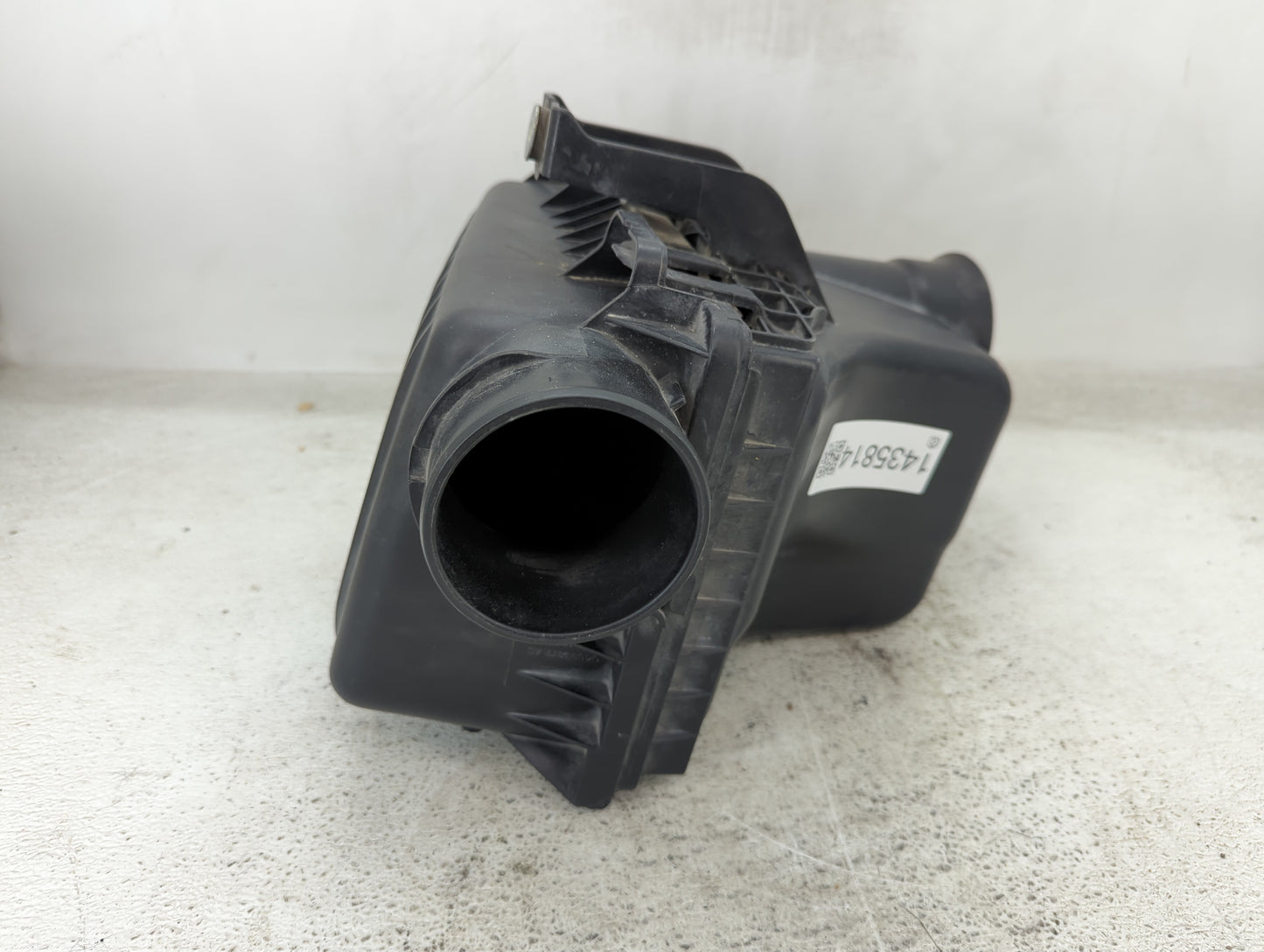 2005-2010 Chrysler 300 Air Cleaner Intake-duct Hose Tube - Oemusedautoparts1.com