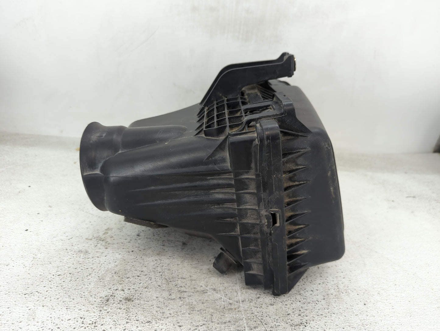 2005-2010 Chrysler 300 Air Cleaner Intake-duct Hose Tube - Oemusedautoparts1.com