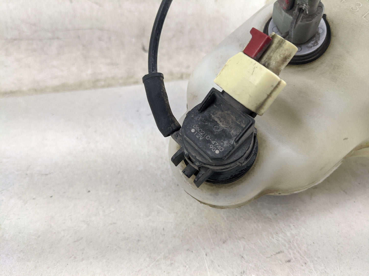 2006-2010 Chrysler 300 Windshield Washer Fluid Reservoir Bottle Oem 1467116 - Oemusedautoparts1.com