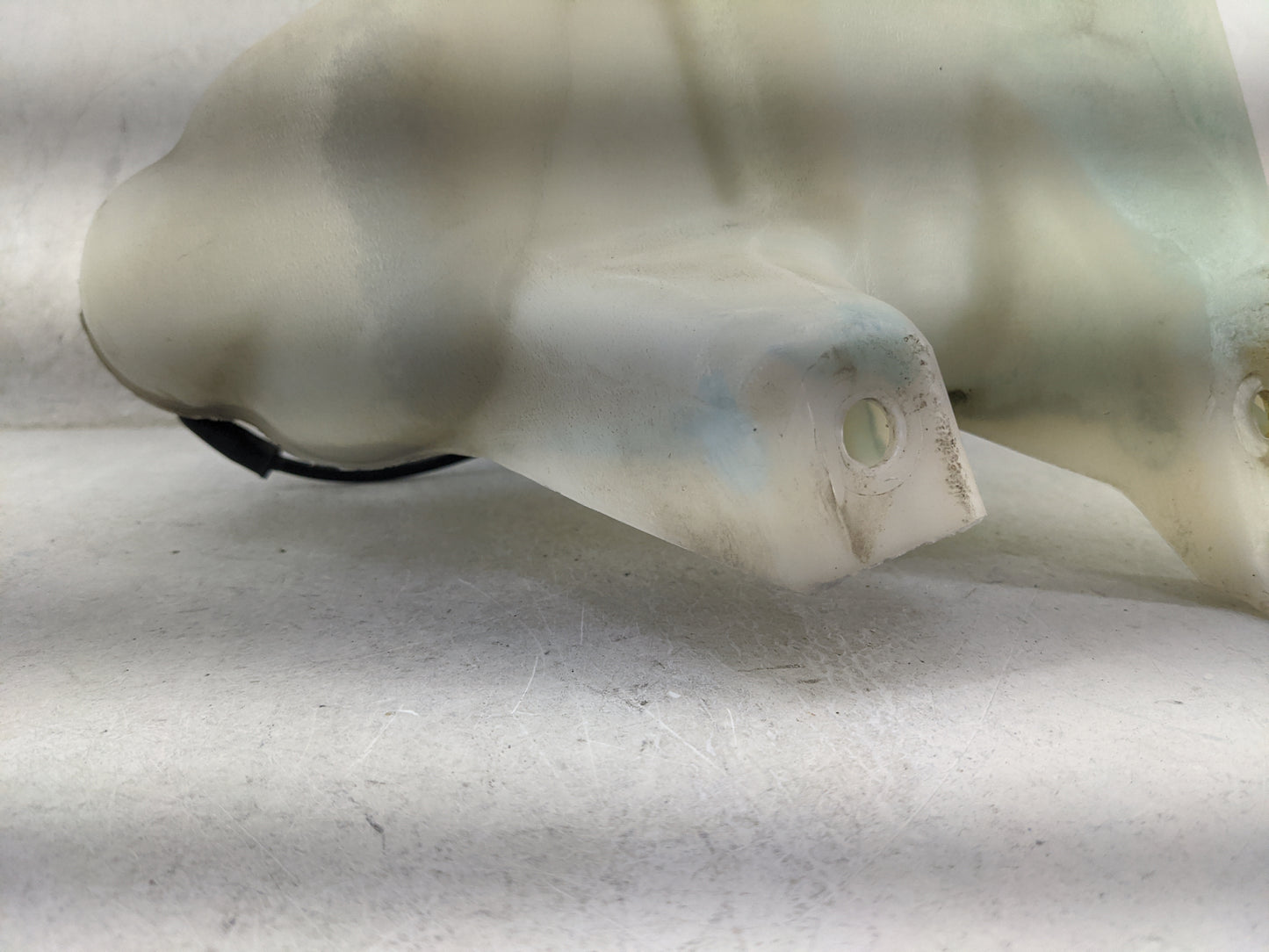 2006-2010 Chrysler 300 Windshield Washer Fluid Reservoir Bottle Oem 1467116 - Oemusedautoparts1.com