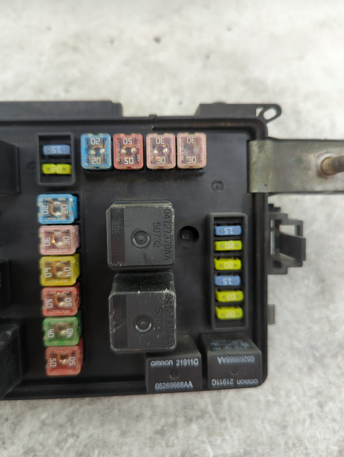 2006 Chrysler 300 Fusebox Fuse Box Relay Module Tipm P04692031aj - Oemusedautoparts1.com