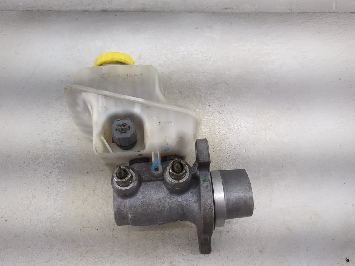 2008-2008 Chrysler 300 Brake Master Cylinder 1512582 - Oemusedautoparts1.com