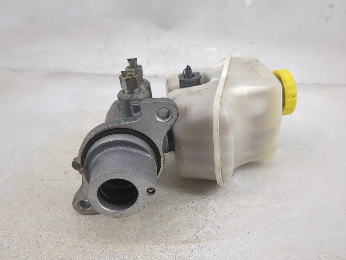 2008-2008 Chrysler 300 Brake Master Cylinder 1512582 - Oemusedautoparts1.com