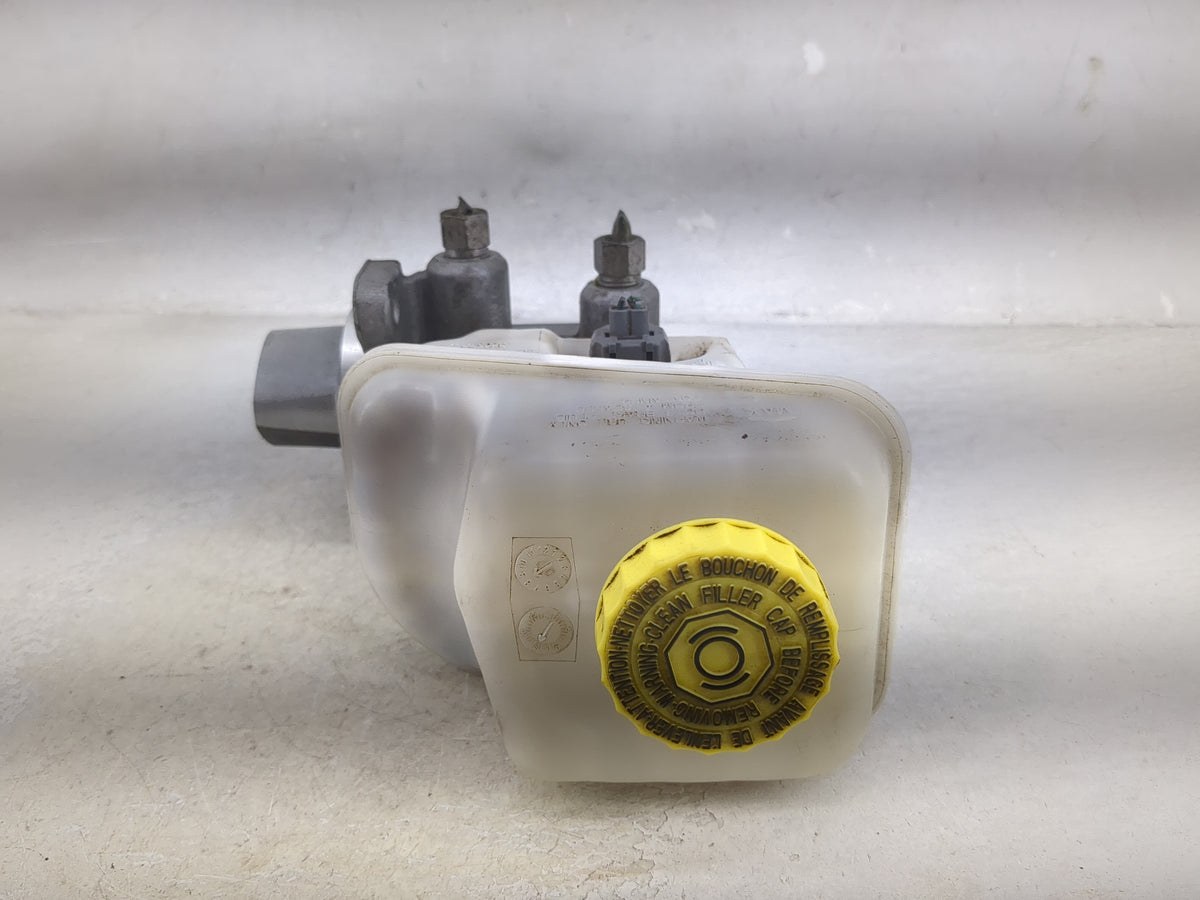 2008-2008 Chrysler 300 Brake Master Cylinder 1512582 - Oemusedautoparts1.com