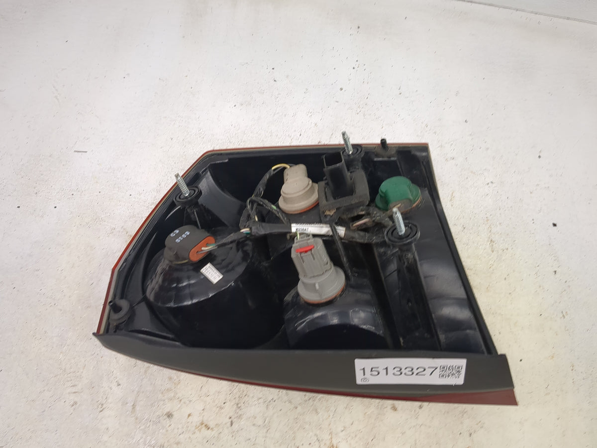 2005-2007 Chrysler 300 Tail Light Assembly Driver Left OEM P/N:05303878AI Fits Fits 2005 2006 2007 OEM Used Auto Parts - Oem