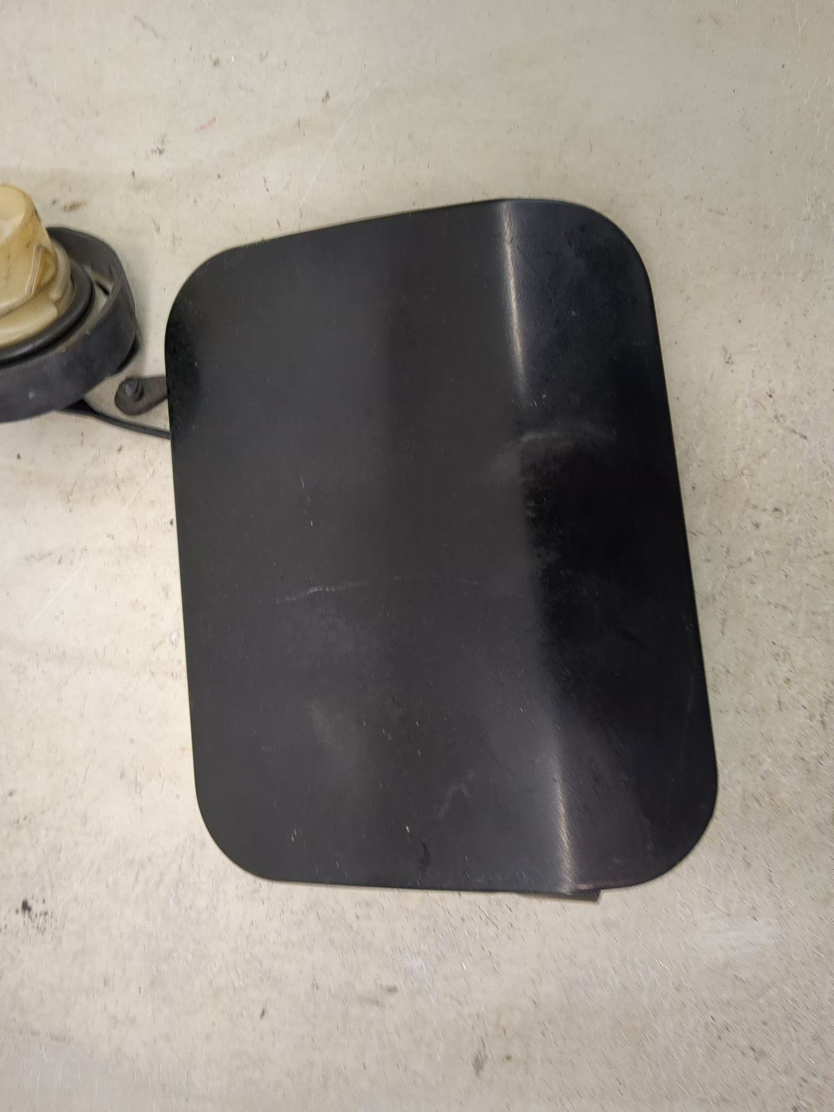 2006 Chrysler 300 Fuel Tank Door Lid Gas Tank Black 1515340 - Oemusedautoparts1.com