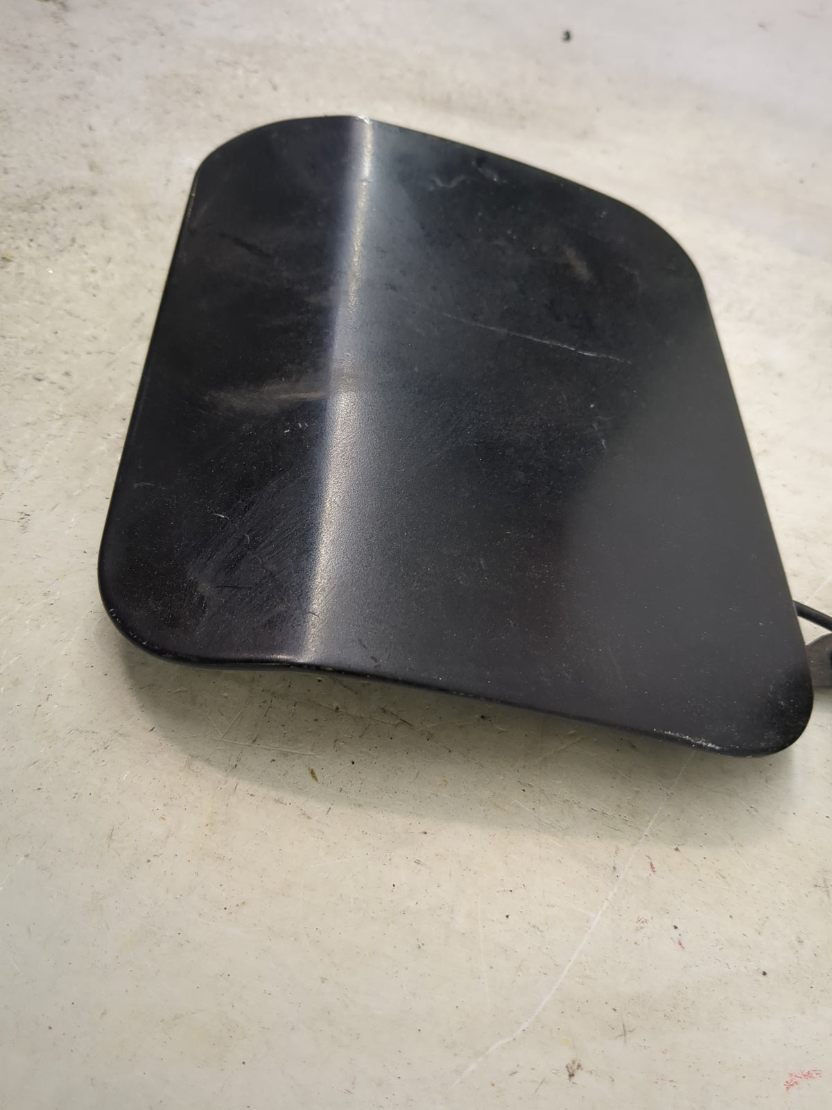 2006 Chrysler 300 Fuel Tank Door Lid Gas Tank Black 1515340 - Oemusedautoparts1.com