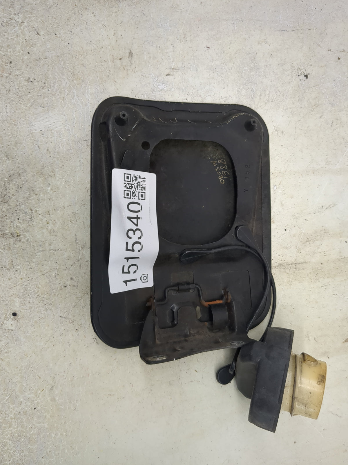2006 Chrysler 300 Fuel Tank Door Lid Gas Tank Black 1515340 - Oemusedautoparts1.com