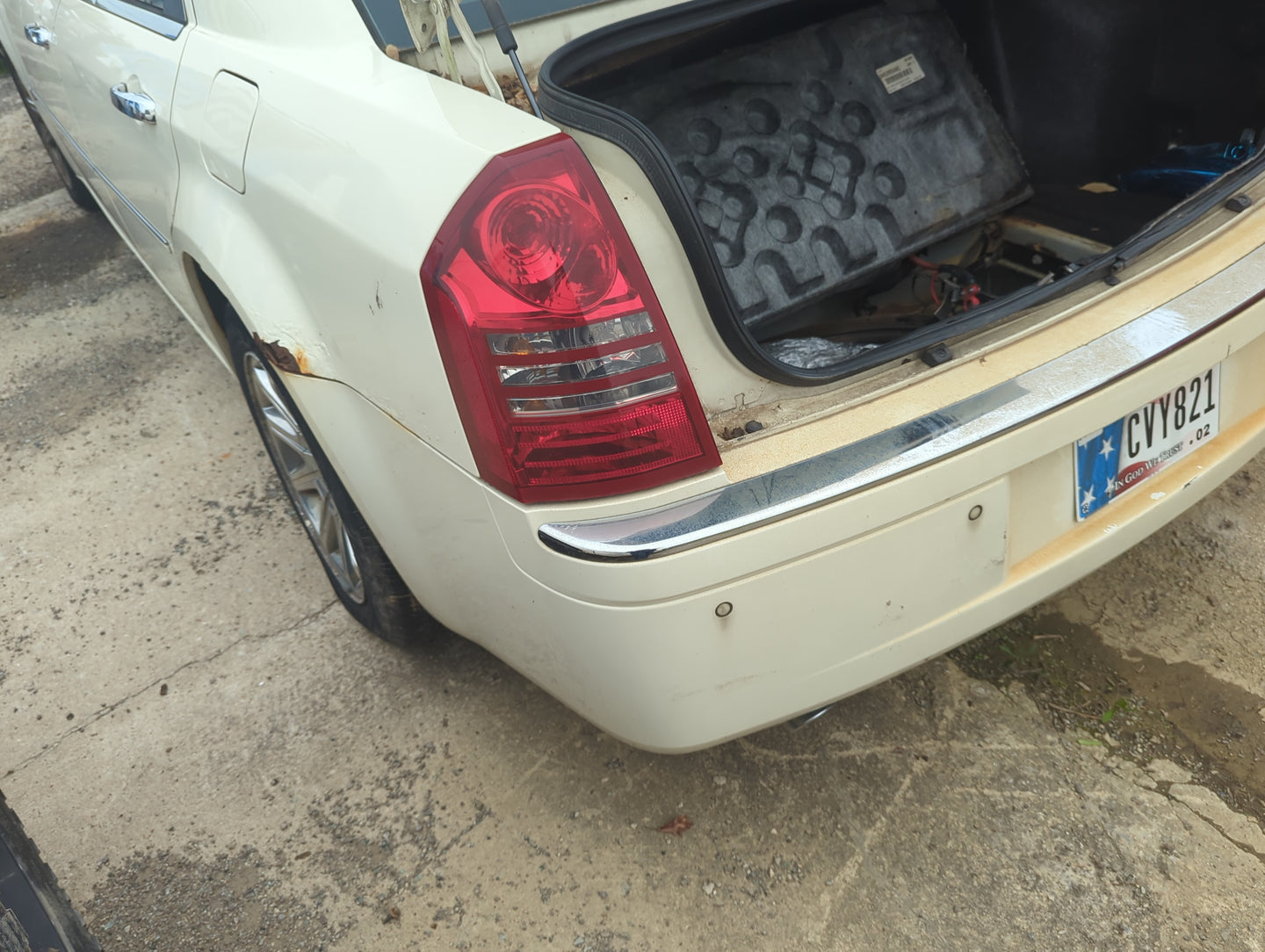 2005-2010 Chrysler 300 Rear Bumper Assembly Oem 5017960 - Oemusedautoparts1.com