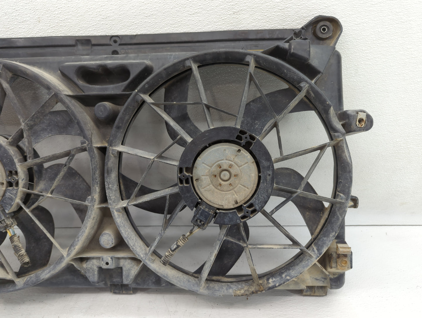 2005-2007 Chrysler 300 Left Radiator Fan Motor Assembly Black - Oemusedautoparts1.com