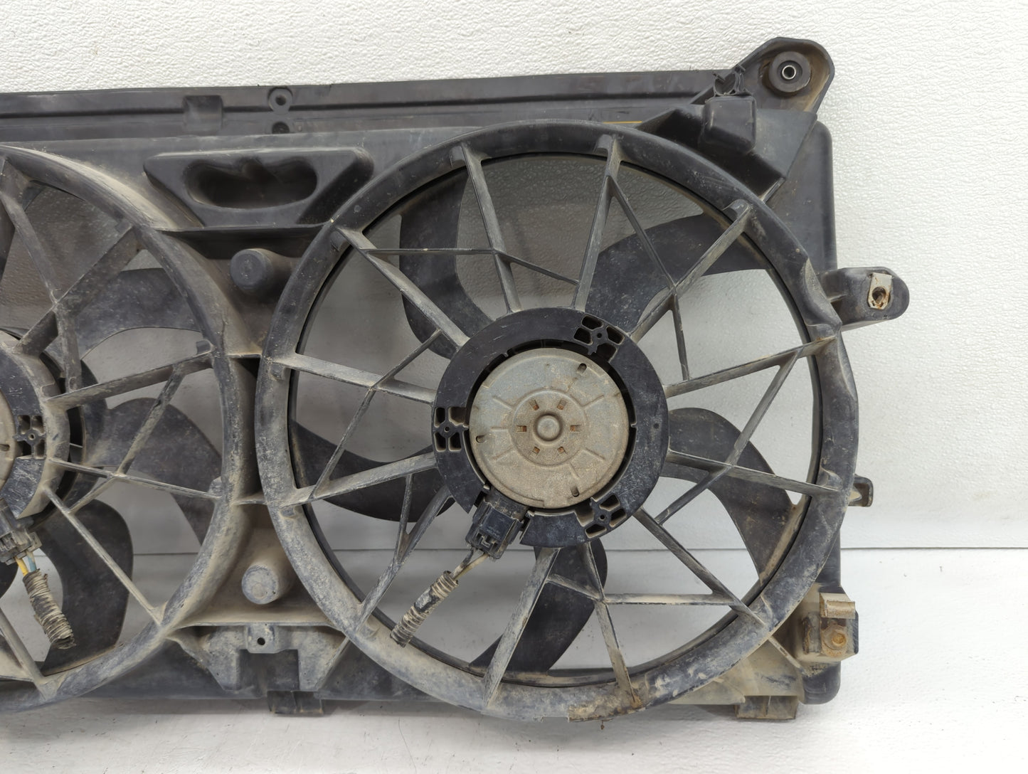 2005-2007 Chrysler 300 Left Radiator Fan Motor Assembly Black - Oemusedautoparts1.com