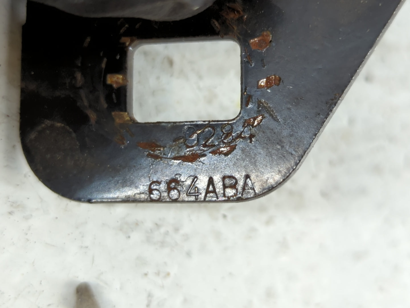 2006 Chrysler 300 Trunk Lid-hinge Passenger Right Side - Oemusedautoparts1.com