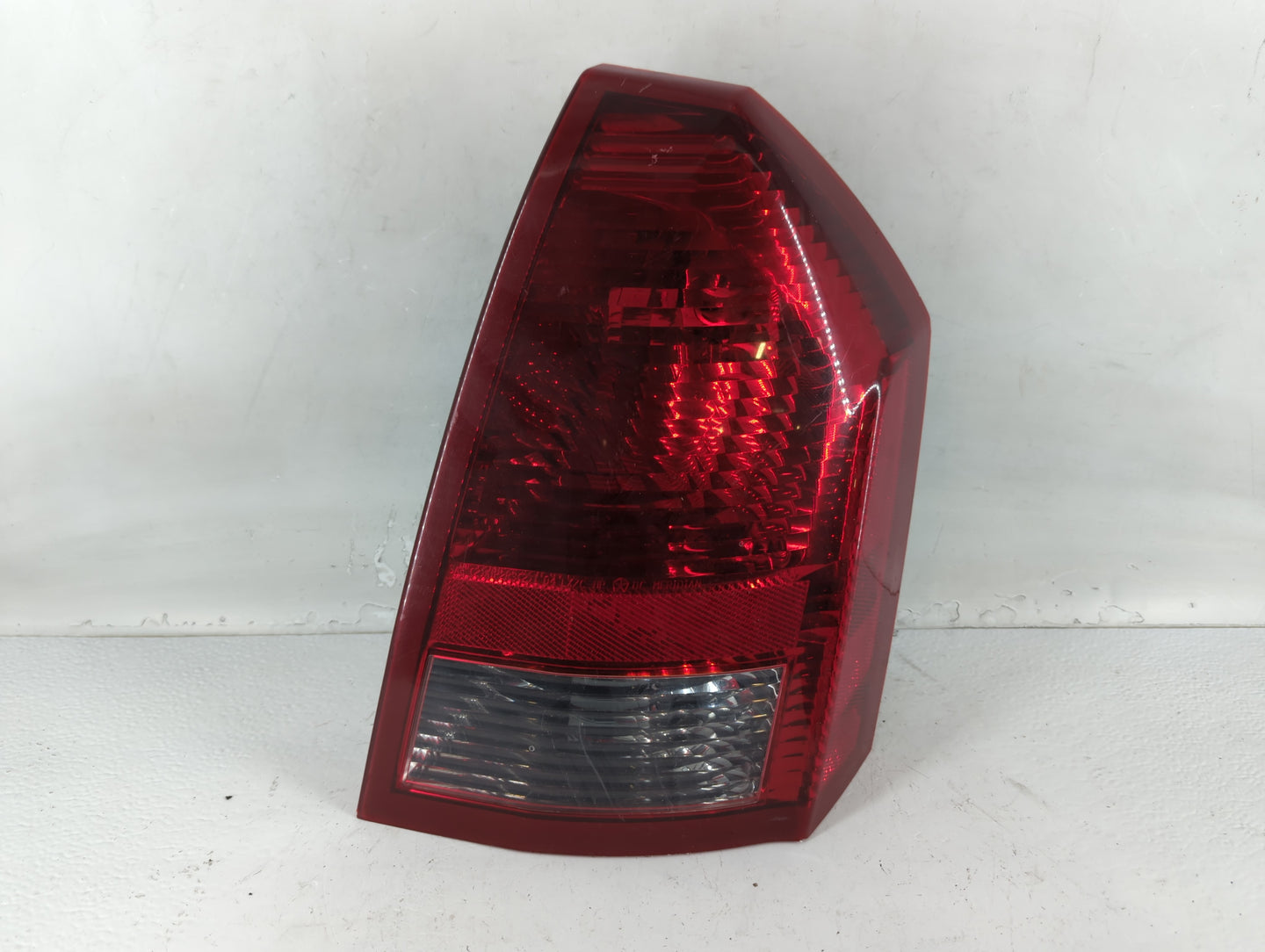 2005-2007 Chrysler 300 Tail Light Assembly Passenger Right OEM P/N:58622-E Fits Fits 2005 2006 2007 OEM Used Auto Parts - Oe