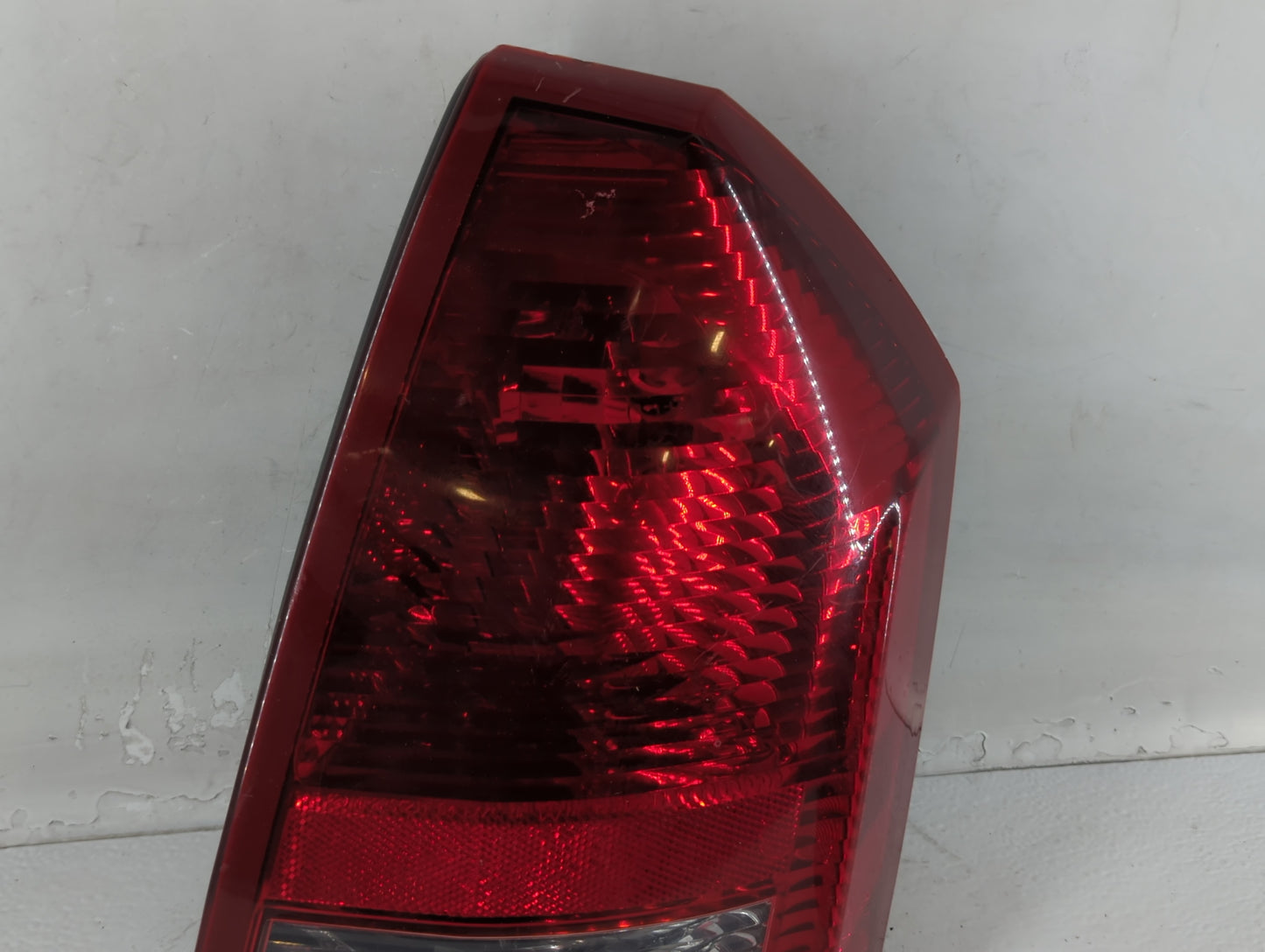 2005-2007 Chrysler 300 Tail Light Assembly Passenger Right OEM P/N:58622-E Fits Fits 2005 2006 2007 OEM Used Auto Parts - Oe