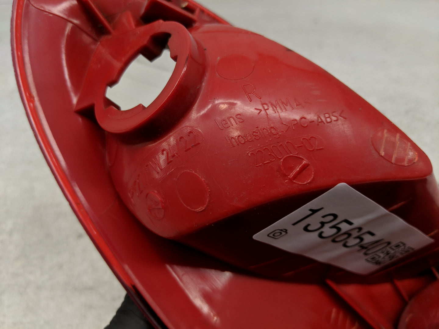 2006-2010 Chrysler Pt Cruiser Tail Light Assembly Passenger Right OEM P/N:223010-02 Fits Fits 2006 2007 2008 2009 2010 OEM U