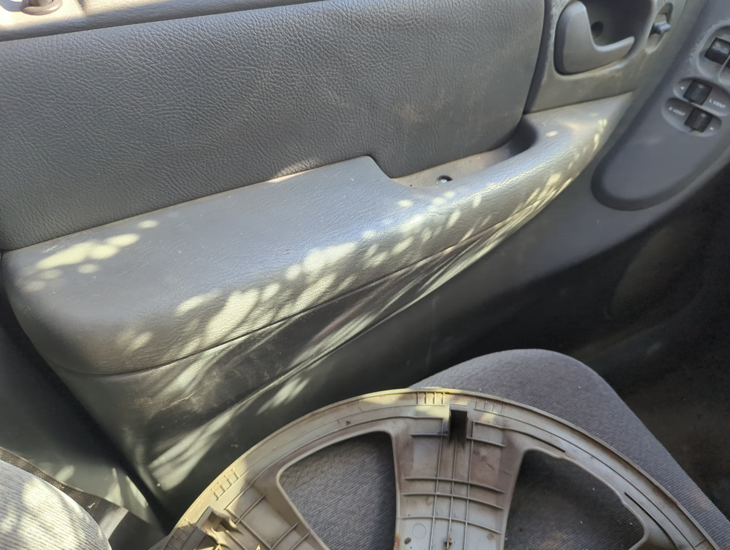 2006 Chrysler Town & Country Front Left Driver Interior Door Panel Trim 1135814 - Oemusedautoparts1.com