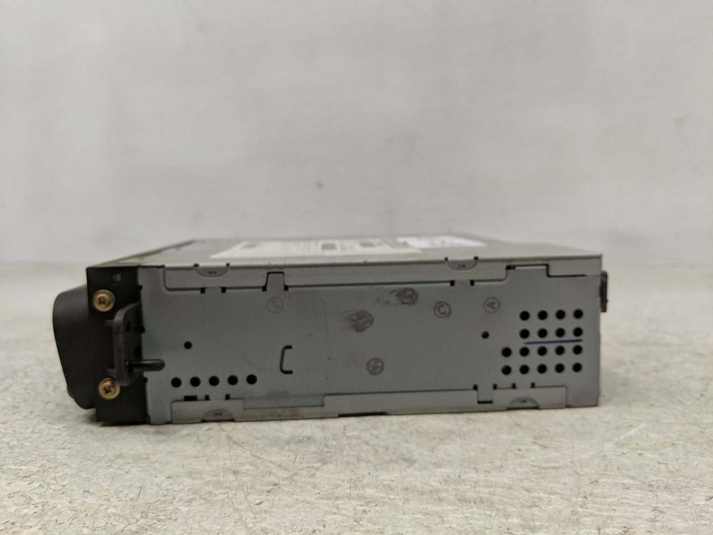 2006 Chrysler Town & Country Radio AM FM Cd Player Receiver Replacement P/N:05094033AC Fits OEM Used Auto Parts - Oemusedaut