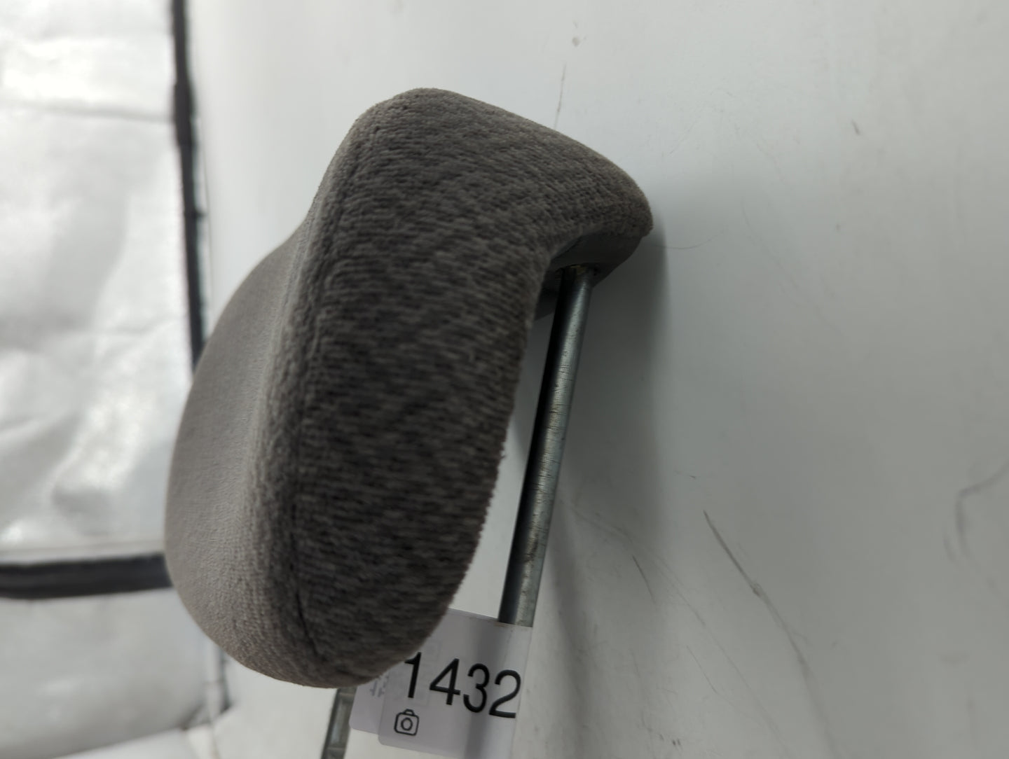 2005-2007 Chrysler Town & Country Headrest Head Rest Front Driver Seat - Oemusedautoparts1.com