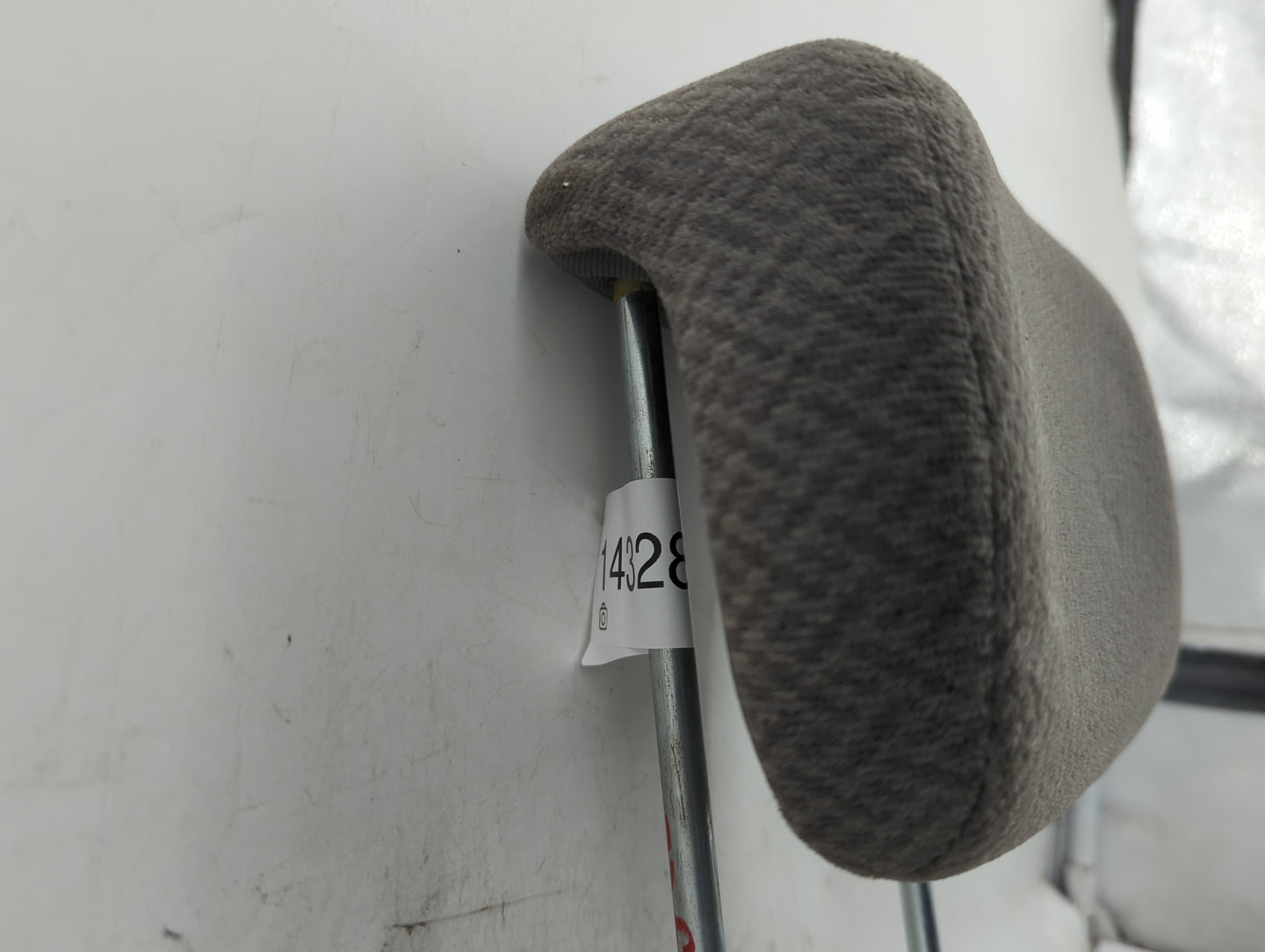 2005-2007 Chrysler Town & Country Headrest Head Rest Front Driver Seat - Oemusedautoparts1.com