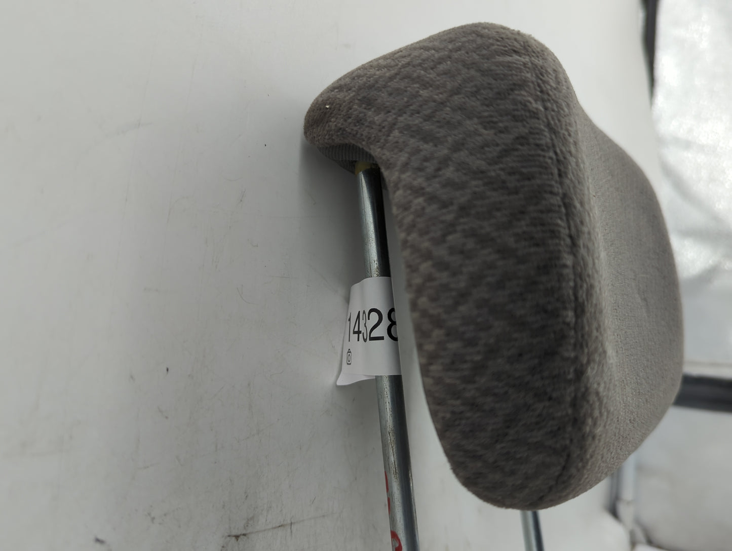 2005-2007 Chrysler Town & Country Headrest Head Rest Front Driver Seat - Oemusedautoparts1.com