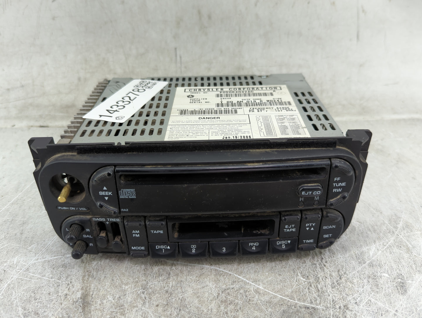 2002-2007 Chrysler Town & Country Radio AM FM Cd Player Receiver Replacement P/N:P05064042AC Fits OEM Used Auto Parts - Oemu