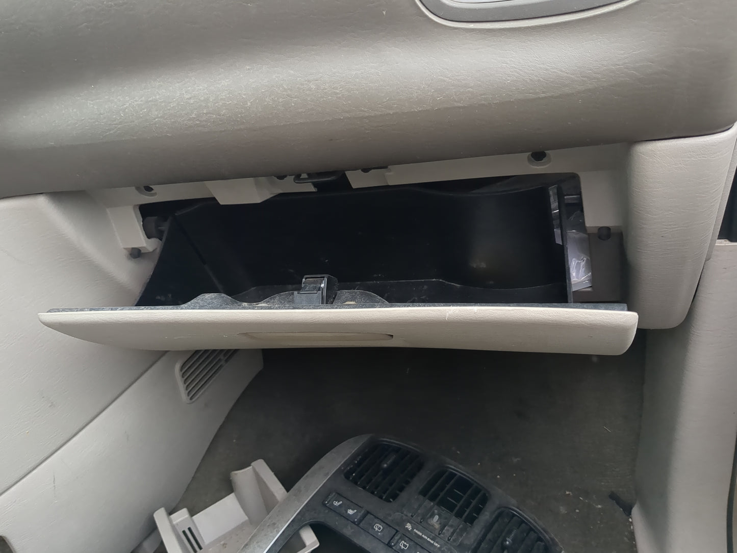 2006 Chrysler Town & Country Passenger Glove Box Door Storage Compartment - Oemusedautoparts1.com
