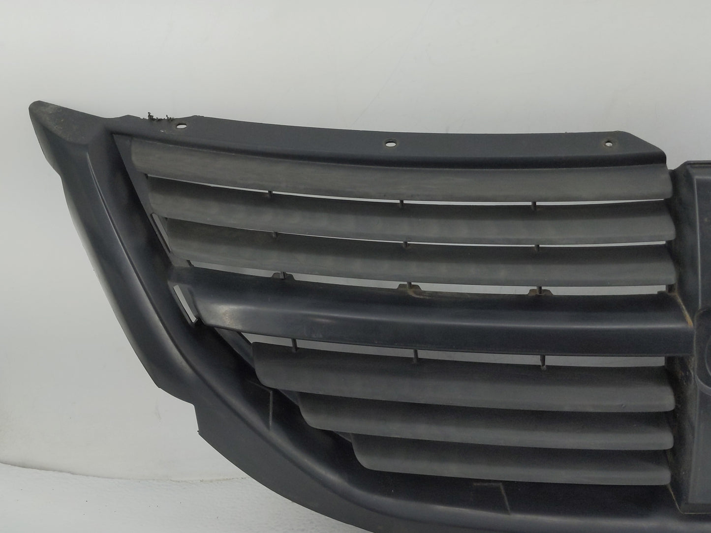 2005-2007 Dodge Caravan Front Grille Bumper Not Included - Oemusedautoparts1.com